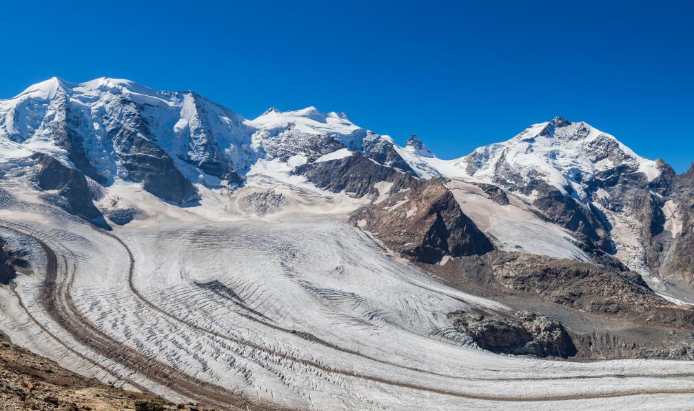 Stein - Peter - stock.adobe.com - Le col de Fuorcla Surlej est un col de montagne dans les Alpes suisses (reliant la vallée de la Haute-Engadine à la vallée de Roseg) avec une vue imprenable sur le massif de la Bernina - Saint-Moritz et Bernina, joyaux alpins - 6