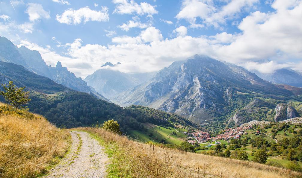 unai - Adobe Stock - Vue panoramique sur les montagnes de Bulnes et sur le village de Sotres, Espagne - De la mer aux Picos de Europa - 6