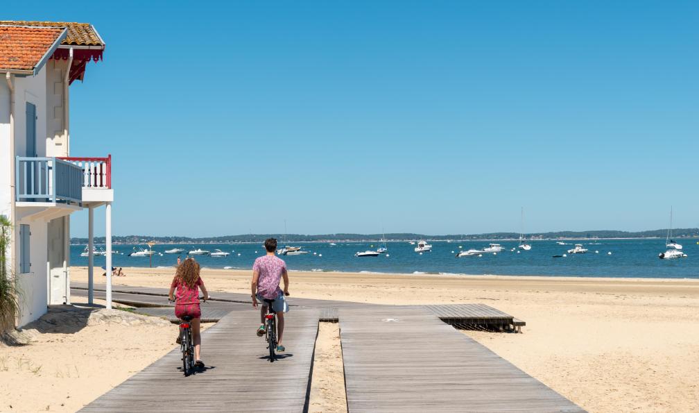 Arcachonphoto.com  -  Shutterstock -  Couple de cycliste sur un ponton en bois le long de la côte;France - La Vélodyssée à la carte - 9