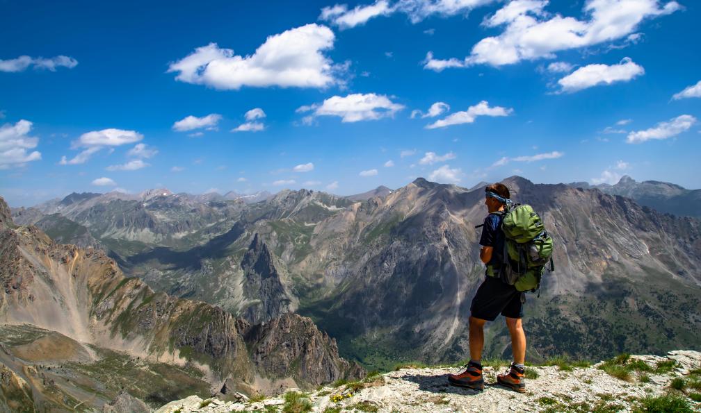 Alessandrogiam - Adobe stock - Randonneur dans le val Maira admirant les sommets, Piémont, Alpes, Italie - Les sommets du Val Maira - 3