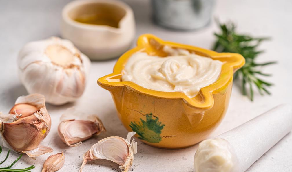 petrrgoskov - Adobe Stock - Aïoli maison (sauce à base d'ail et d'huile d'olive), Provence, France - Côte d'Azur, itinérance des cimes à la mer - 11