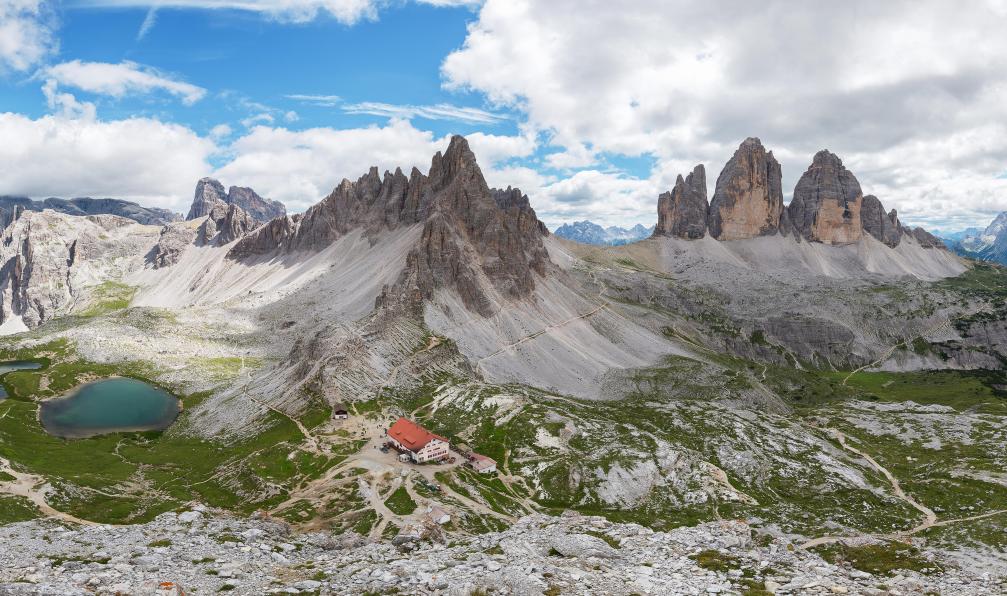gljivec - Adobe Stock - Panorama des Tre Cime de Lavaredo, lacs et refuge, Dolomites, Italie - La traversée des Dolomites - 4