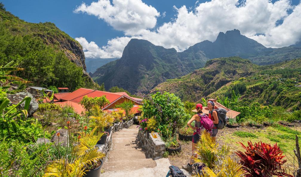 Bouton - Pascal - Randonneuses dans les montagnes et village de Roche Plate, La Réunion - L'île aux trésors - 2