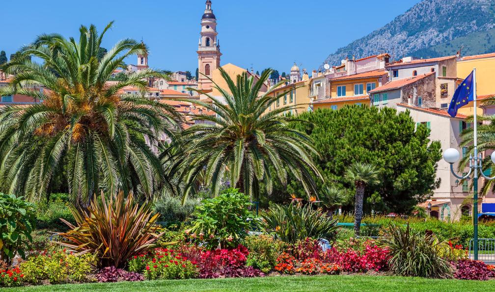 Glinsky - Rostislav - stock.adobe.com - Façades colorées, palmiers et jardin de la ville de Menton, Cote d'azur, France - La Grande Traversée du Mercantour - 10