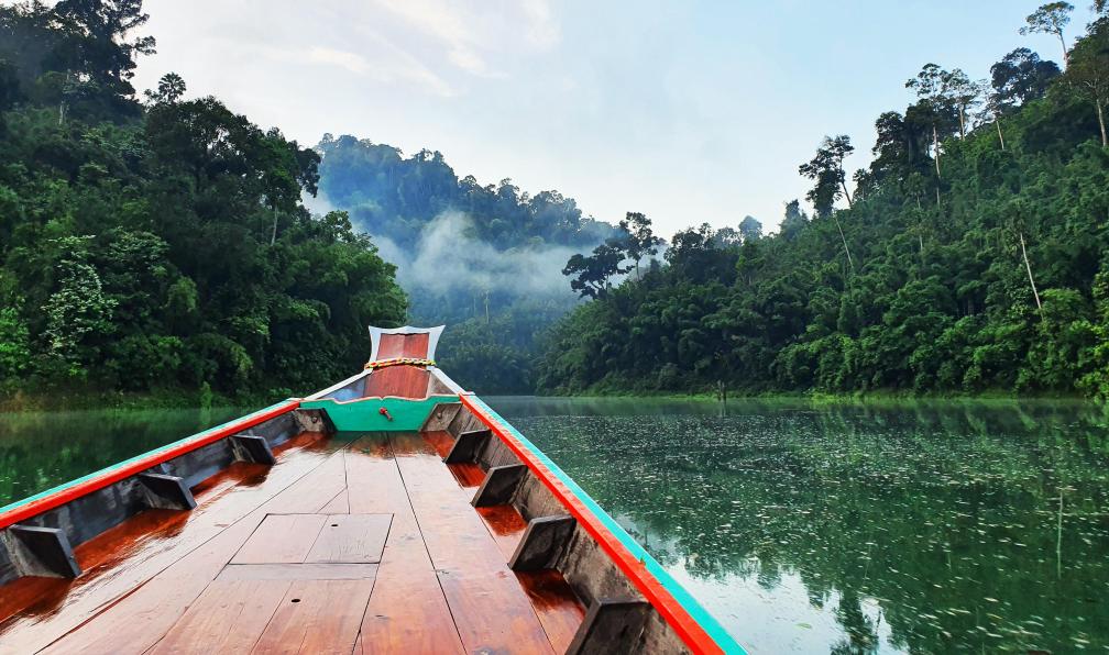 Célia - Noël - Vue matinale sur le lac de Cheow Lan dans le parc national de Khao Sok en Thaïlande. 

 - Les mille et une facettes de Thaïlande - 6