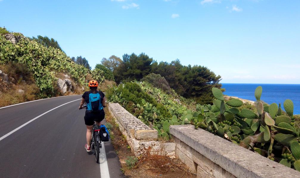 Garioud - Nadège - Cyclisme le long de la côte de la mer Ionienne, murets et figuiers de Barbarie, Pouilles, Italie - L'essentiel des Pouilles à vélo - 1