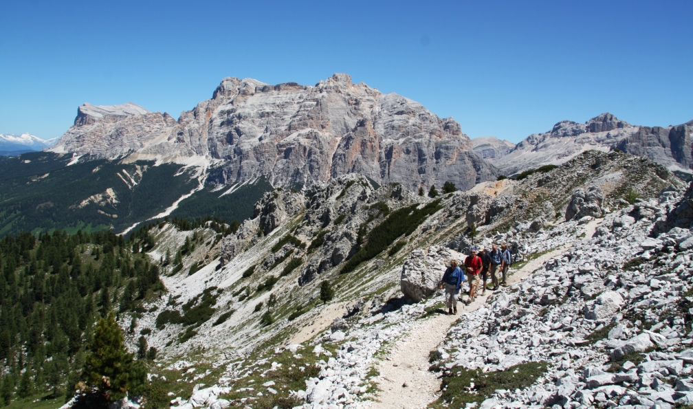 Randonneurs entre le col de Valparola et Pralongia, piz de Lavarela et piz dles Conturines, Val Badia, Sud-Tyrol, Dolomites, Alpes Italie. - A la découverte des panoramas dolomitiques - 2