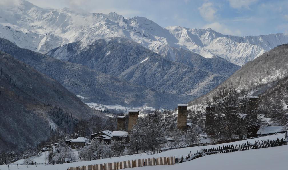HARUTYUNYAN - Hakob - Village sous la neige entouré de montagnes, Svanetie, Géorgie - Svanétie, sommets du Caucase à skis - 5