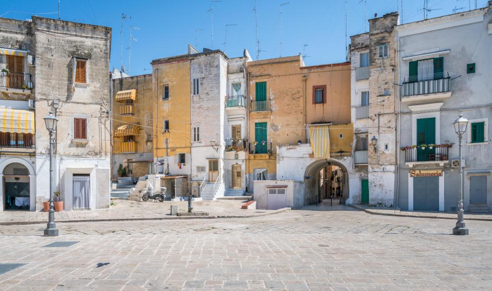 e55evu - stock.adobe.com - La vieille ville de Bari, Pouilles, Italie  - Les Pouilles du nord au sud - 8