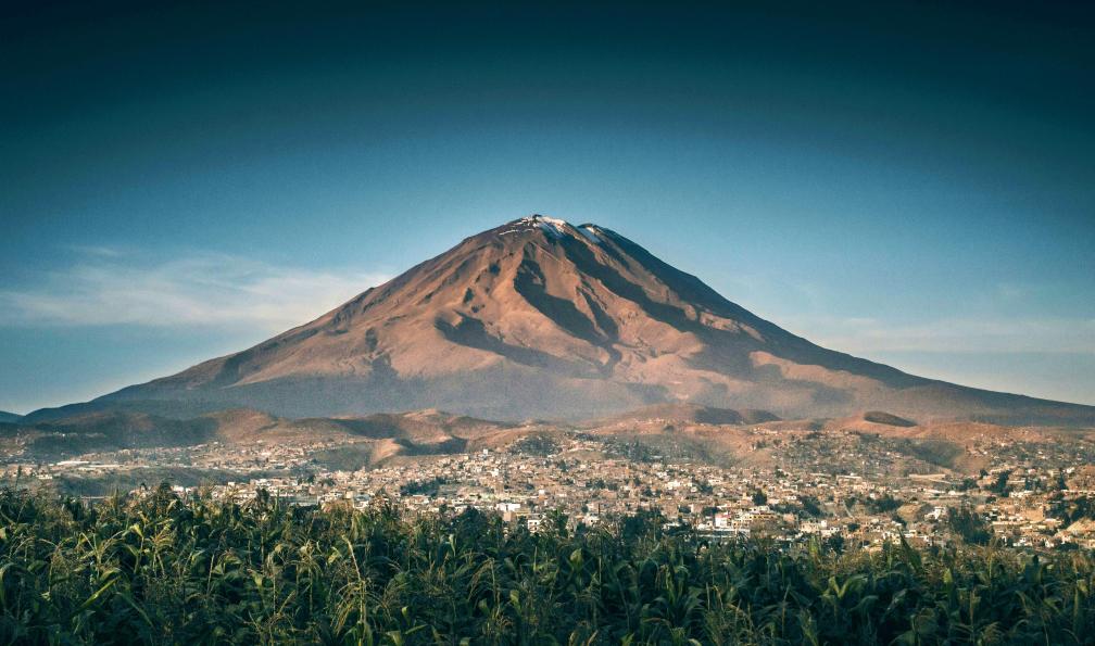 Alvarez-Garcia - Amilcar - Unsplash - La ville d'Arequipa au pied du volcan Misti en fond, Pérou - Au pays de l'Inca - 1