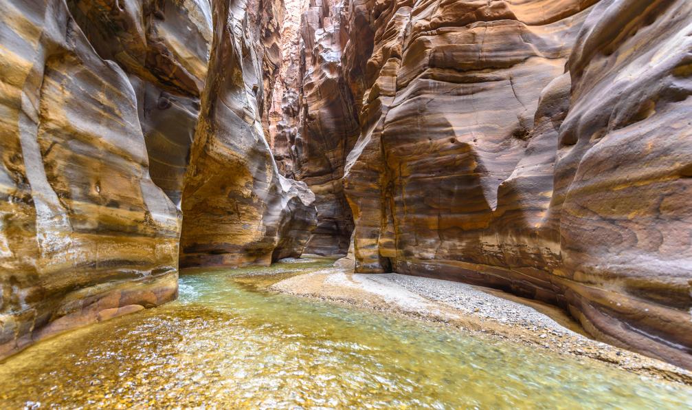 Barghouthy - Fadi - stock.adobe.com - Grand canyon dans la réserve naturelle de Wadi al Mujib, Jordanie - Canyons verdoyants, cité rose et voûte céleste  - 1