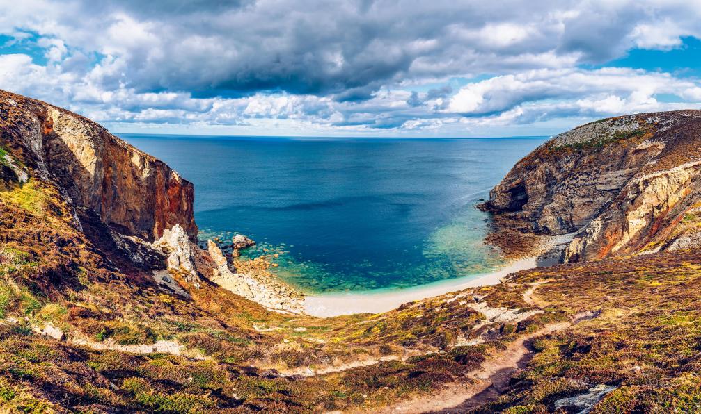 DaLiu -  Istock -  Plage cachée au Cap de la chèvre, Presqu'ile de Crozon, Parc naturel régional d’Armorique;France - Côtes sauvages du Finistère - 1