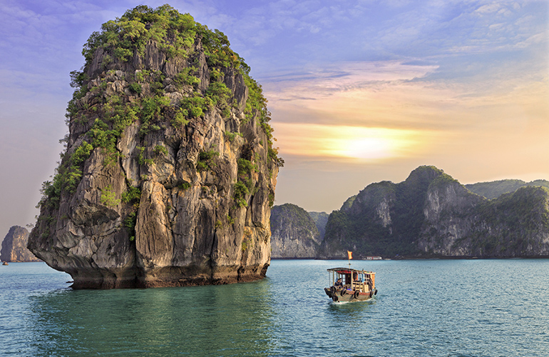 Coucher de soleil sur la baie d'Halong, Vietnam