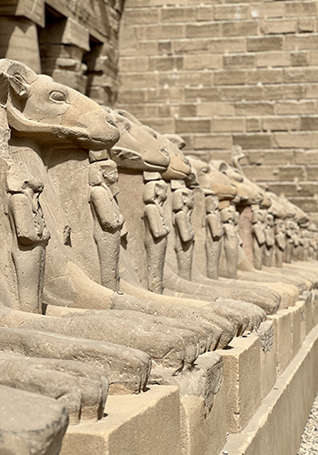 Allée de statues, temple de Karnak, Egypte
