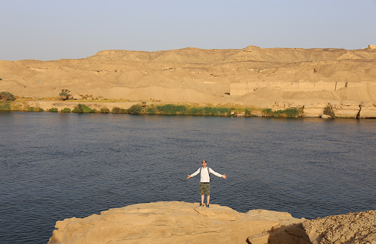 Homme sur les bords du Nil, carrière de grès de Gebel Silsileh, Louxor