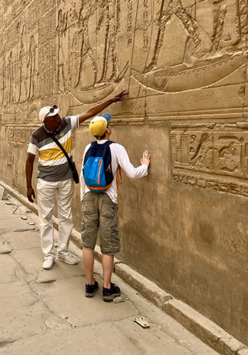 Guide expliquant les hiéroglyphes, temple d'Edfou - Egypte