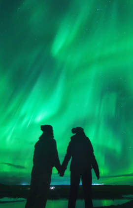 Couple regardant les aurores boréales en Islande