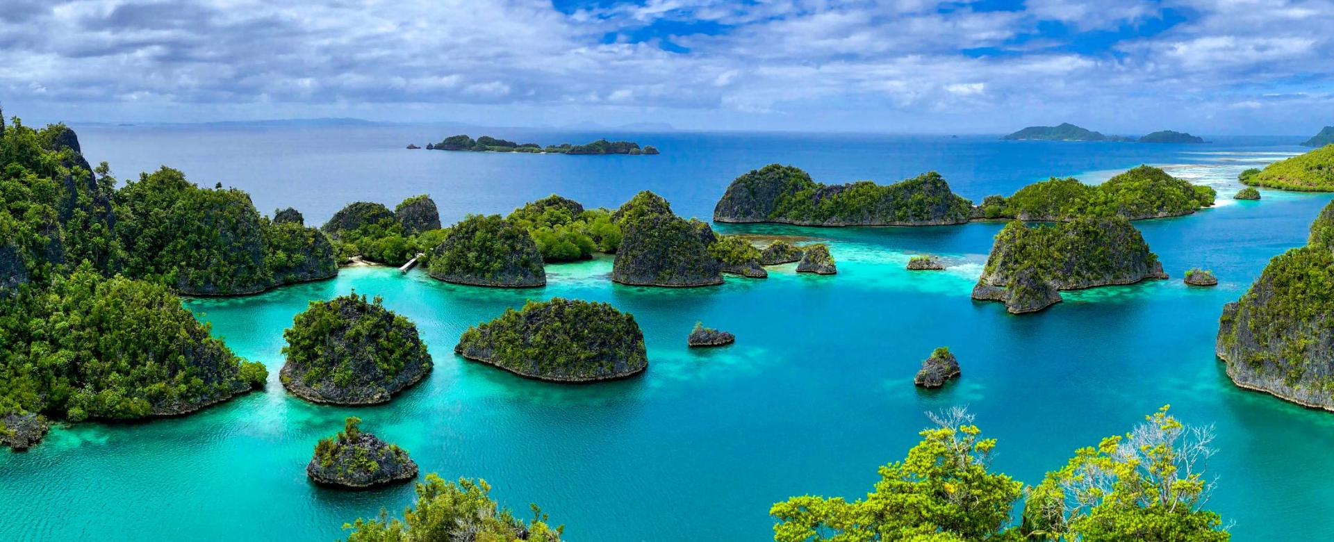 Un magnifique lagon est entouré d'îles calcaires à Raja Ampat, Indonésie.