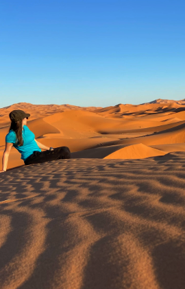 femme admirant le désert, Merzouga, Maroc