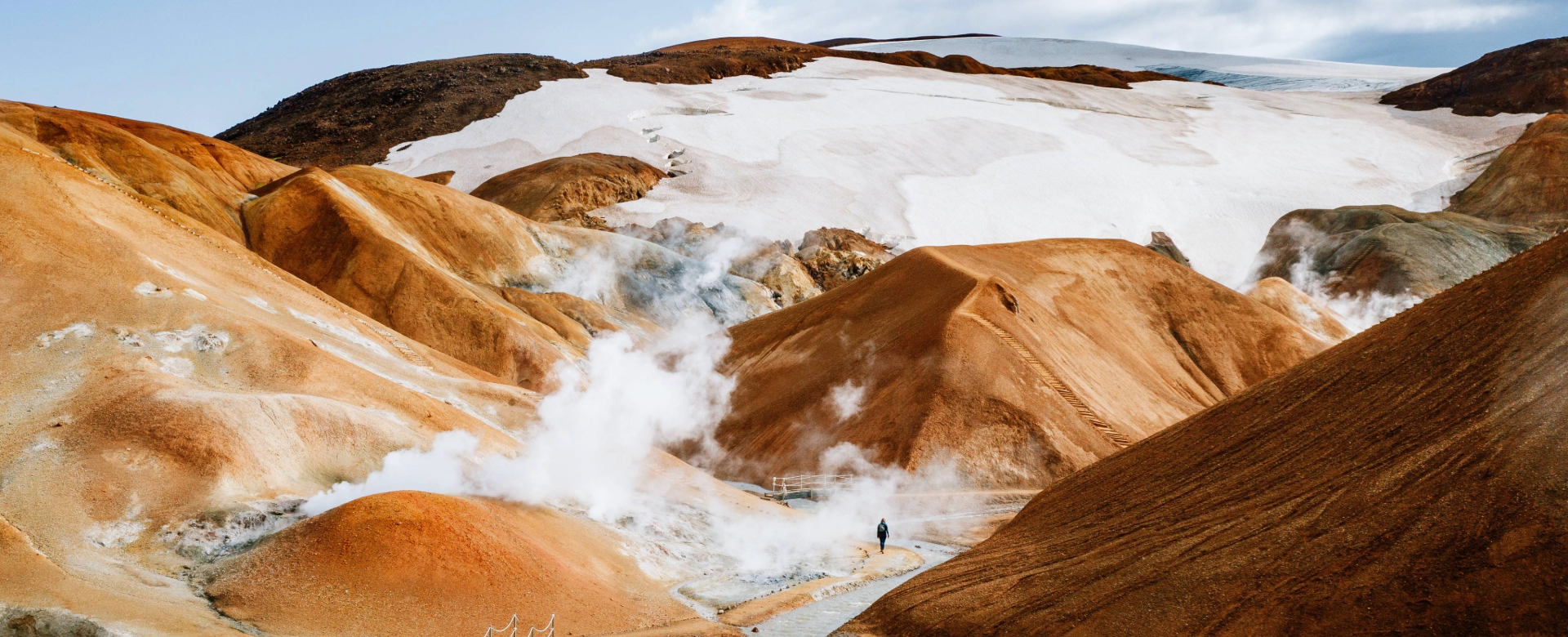 Randonneur marchant sur le sentier fumant dans la chaîne de montagnes Kerlingarfjoll, Islande