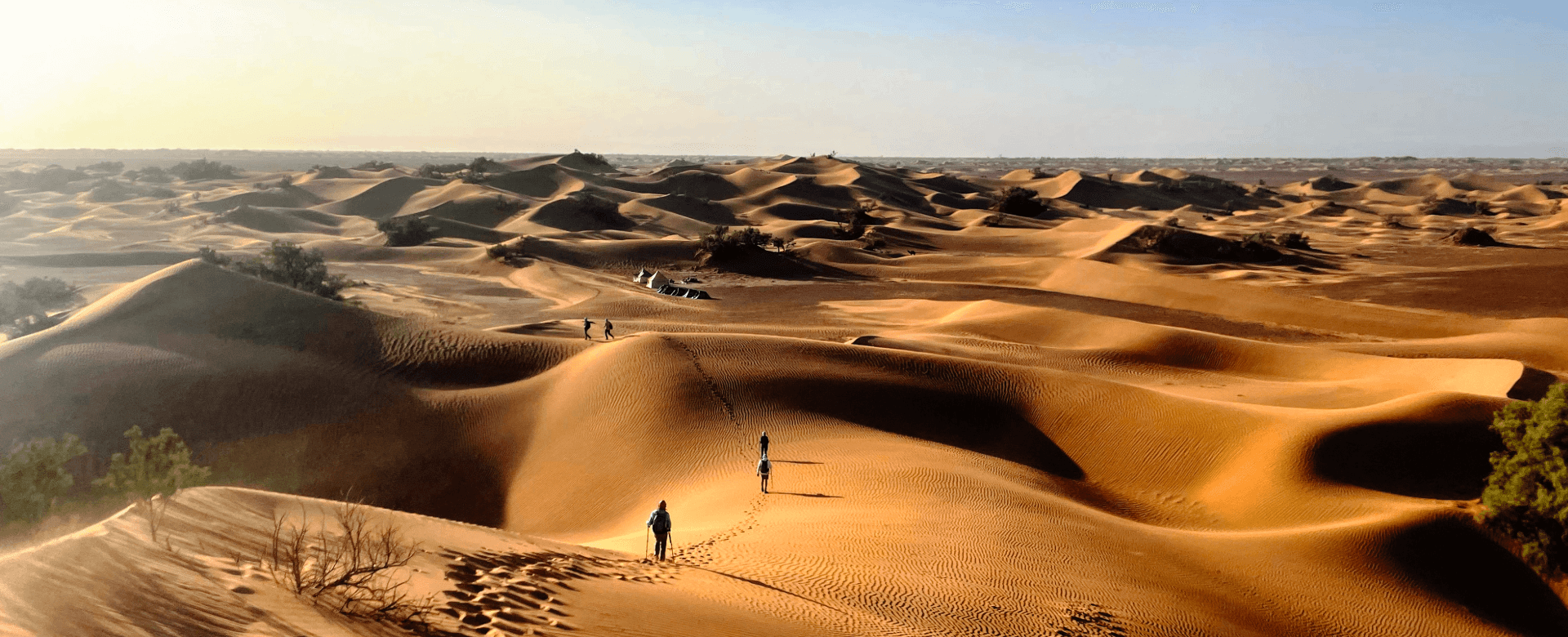Randonneurs dans es dunes de Lanithie, Maroc