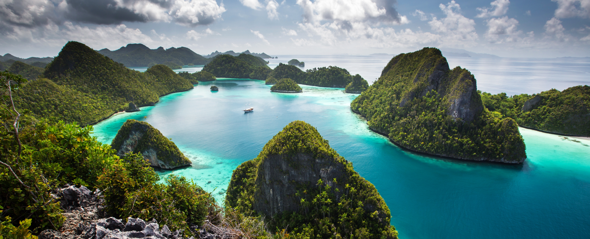 Paysage de l'île de Wajag, montagnes et océan, Raja Ampat, Indonesie