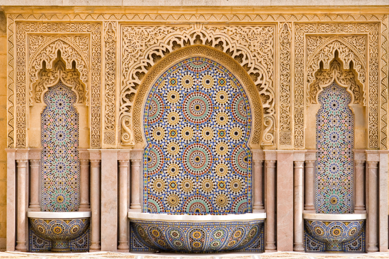 Fontaine ornée de mosaïques, art marocain, ville de Rabat, Maroc