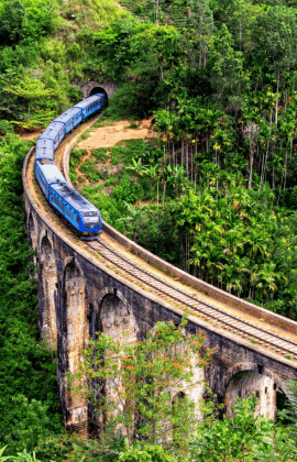 Le pont aux 9 arches ("Nine Arch Bridge") également appelé le pont dans le ciel ("Bridge in the Sky") et son train au Sri Lanka.