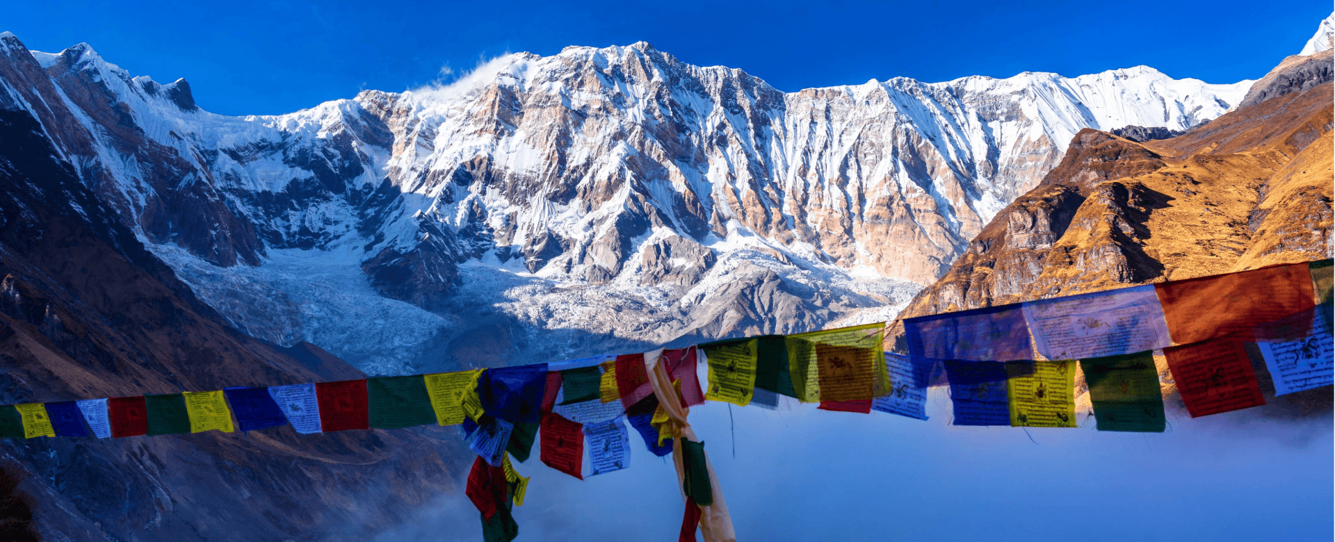 Vue sur le mont Annapurna depuis le camp de base avec drapeaux de prière, Népal