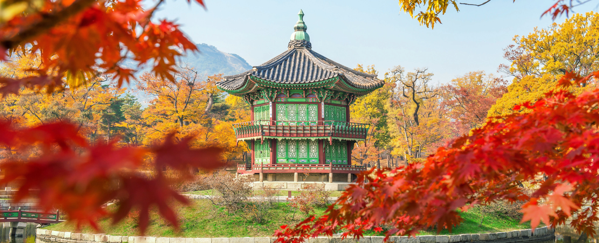 Pavillon au milieu de l'eau dans le Palais de Gyeongbokgung, dans les feuilles d'automne, Corée du Sud