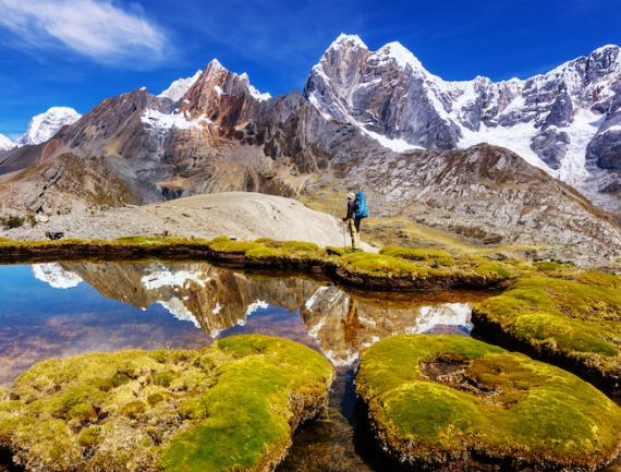 Randonneur dans Huayhuash admirant les montagnes de la Cordillère Blanche au Pérou