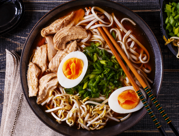 Les ramen japonaises soupe au poulet, oeuf, ciboulette et Sprout; Japon