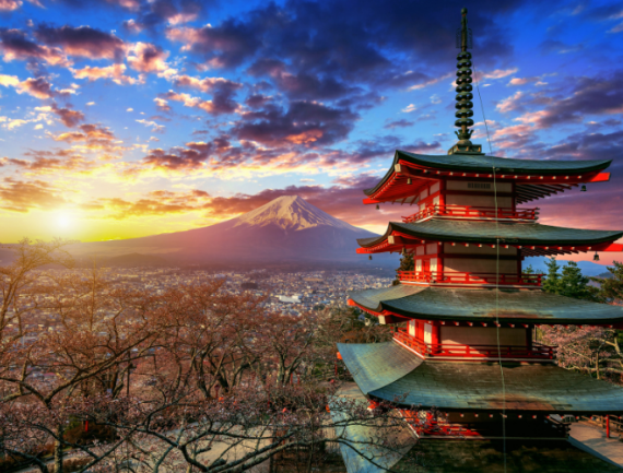 Pagode Chureito et montagne Fuji au coucher du soleil au Japon.