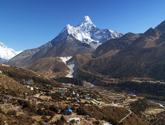 Village de Pangboche et montagne Ama Dablam, vallée du Khumbu, Népal.