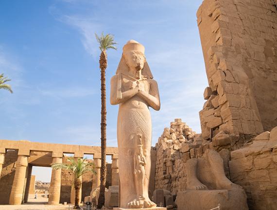 Statue de Ramses dans le temple de Karnac - Egypte