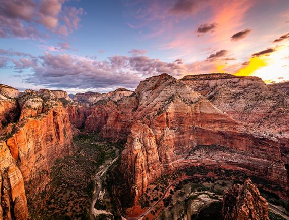 Coucher de soleil sur Angels Landing, randonnée la plus célèbre du Zion National Park, USA.