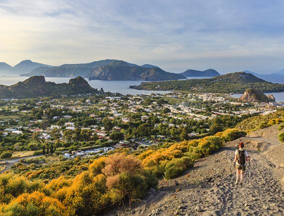 Sentier sur l’île de Vulcano, Iles Eoliennes, Sicile, Italie.