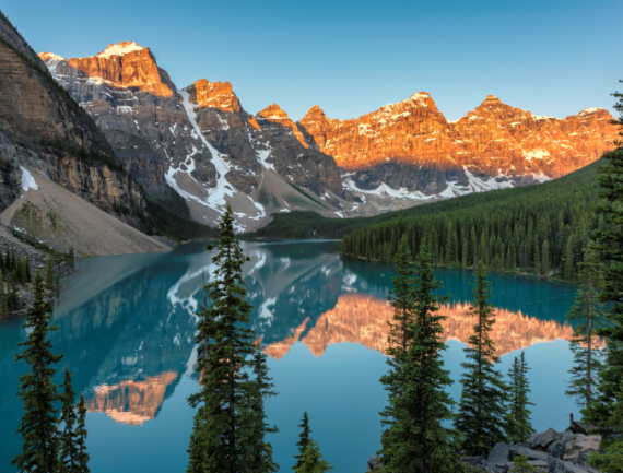Lever de soleil au lac Moraine dans le parc national de Banff, Canada