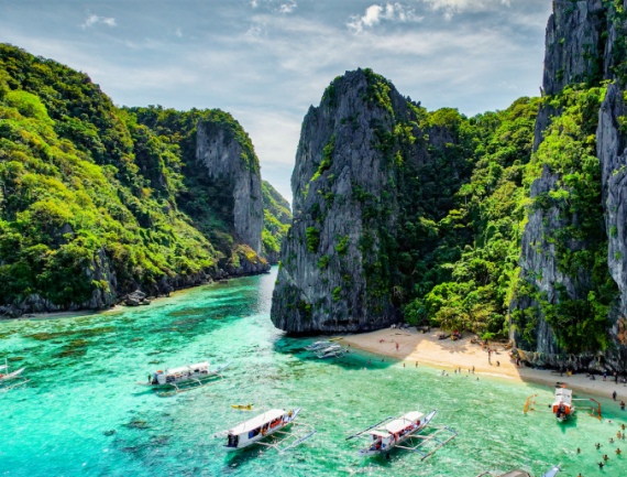 Falaises, récifs coralliens et bateaux à El Nido, Palawan, Philippines