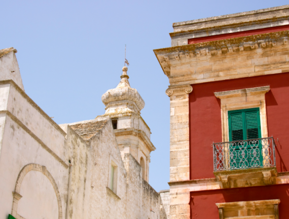 Architecture de Locorotondo dans la province de Brindisi dans les Pouilles, Italie