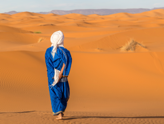 Berbère dans le désert d’Erg Chebbi, Maroc