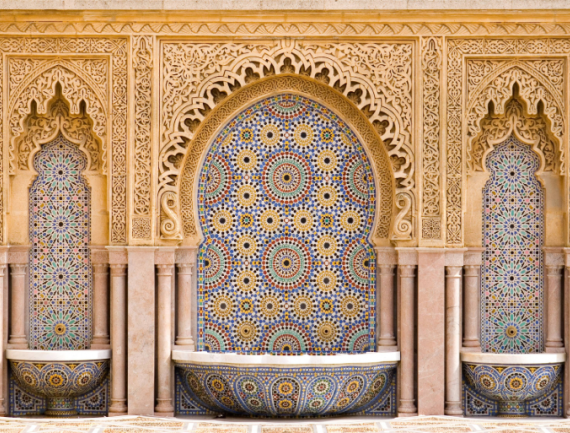 Fontaine ornée de mosaïques, art marocain, ville de Rabat, Maroc