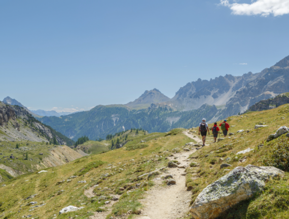 Randonneurs sur le sentier du Thabor, Cerces, vAlpes, France