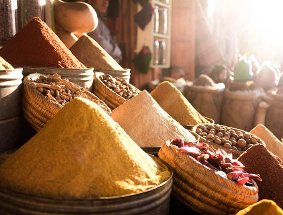Étal d'épices à Marrakech, Maroc.