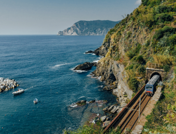 Train sur les rails en approche de Vernazza le long du littoral, Cinque Terre, Italie