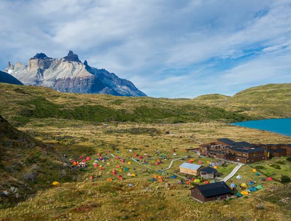 Vue de condor sur le campement et le refuge de Paine Grande, sur les berges du lac Pehoe