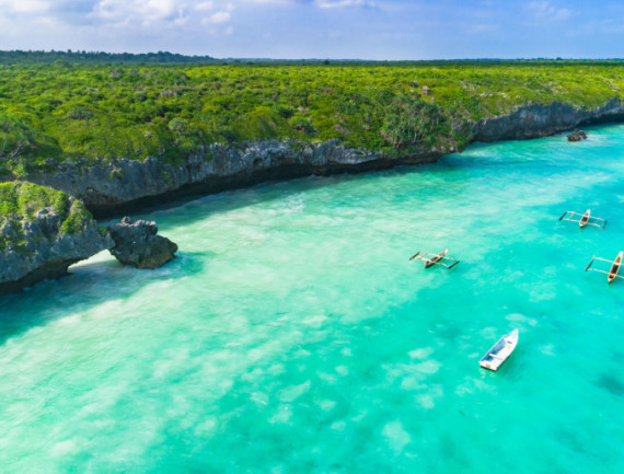 Bateaux, falaises et eau turquoise à Zanzibar