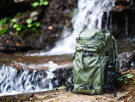 Sac à dos de randonnée devant une cascade.