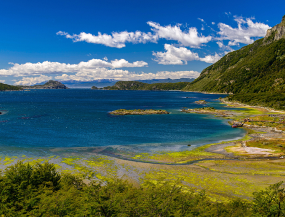 Le parc de la fin du monde avec lac et montagnes à Ushuaia, Terre de Feu, Patagonie, Argentine