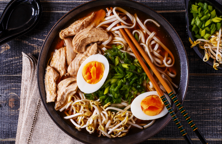 Les ramen japonaises soupe au poulet, oeuf, ciboulette et Sprout; Japon